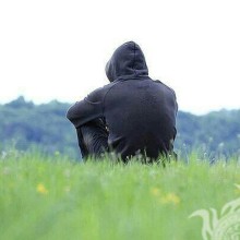 Trauriger Kerl, der in der Haube am Rand des Foto-Download-Avatars sitzt