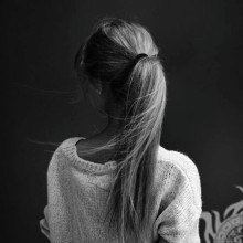 Mädchen mit langen Haaren Foto von hinten zum Avatar herunterladen