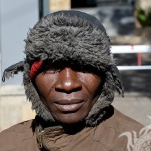 Negro in Ohrenklappen Foto auf Avatar herunterladen