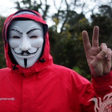 Anonymer Foto-Download des maskierten Mannes