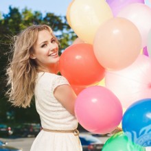 Garota com balões baixando foto no avatar