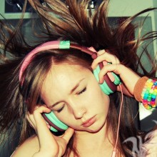 Mädchen, das Musik im Kopfhörerfoto auf Avatar-Download hört