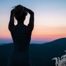 Silhouette eines Mädchens in den Bergen Foto für Avatar herunterladen