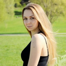 Chica con el pelo largo en el prado descarga de fotos para avatar
