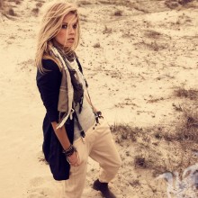 Hermosa chica en el desierto en avatar