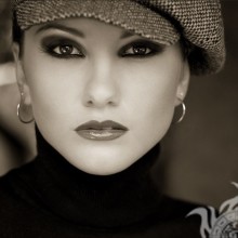 Chica glamorosa en una foto de perfil de descarga de gorra