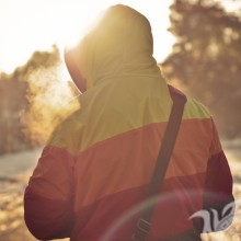 Foto de um cara com uma jaqueta na parte de trás do download em um avatar