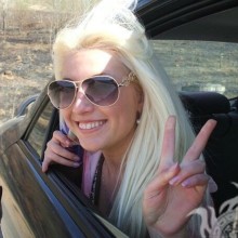 Blondes Mädchen im Auto Foto auf Avatar herunterladen