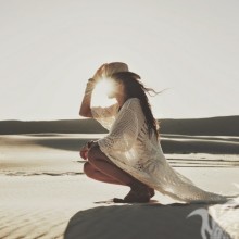 Lustiges Foto eines Mädchens in der Wüste