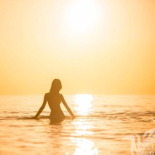 Silhouette Mädchen im Meer Foto herunterladen Avatar