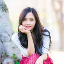 Симпатична дівчина азіатської зовнішності