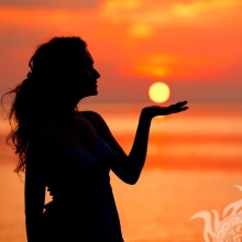 Silhouette eines Mädchens mit der Sonne in der Handfläche auf Profil herunterladen