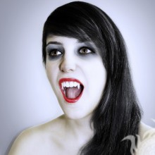 Фото дівчини вампіра