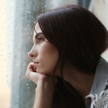 Garota triste na janela download de foto avatar
