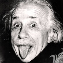 Albert Einstein streckte sein Zungenfoto auf sein Profilbild