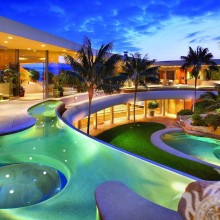 Отель с бассейном и пальмами на профиль