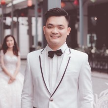 Азіат чоловік в смокінгу наречений фото