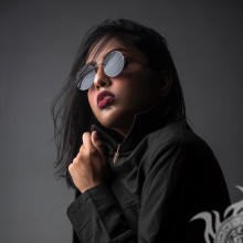 Freches asiatisches Mädchen, das Brille trägt