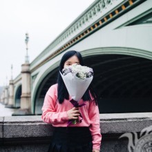 Mädchen mit einem Blumenstrauß ohne Gesicht auf dem Avatar