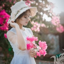 Hermosa foto para un avatar para una niña china con flores.