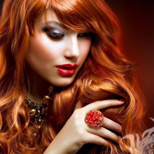 Glamouröses Mädchen mit roten Haaren