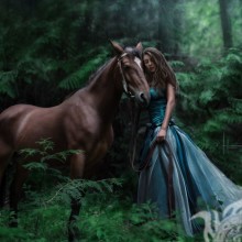 Menina e cavalo na floresta