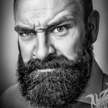 Homem zangado com avatar de barba