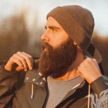 Foto de um homem com barba simples