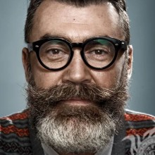 Homem barbudo no avatar