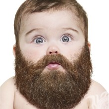 Fotoshop de criança barbudo engraçado no avatar