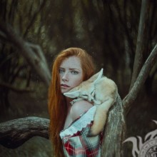 Foto de garota ruiva com uma raposa