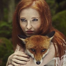 Foto de uma garota com uma raposa