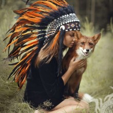 Linda foto de uma garota com uma raposa