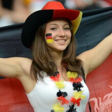 Foto eines deutschen Mädchens auf dem Hintergrund der Flagge