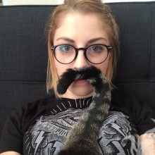 Прикольна ава з окулярами і котом для дівчини