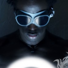Avatar con un hombre negro con gafas negras