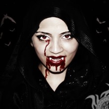 Красива дівчина з зубами вампіра ава на Хеллоуїн