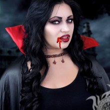 Аватарка брюнетка в костюмі вампіра