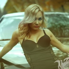 Foto einer Blondine mit einem Auto für VK