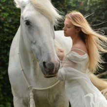 Hermosa foto de una niña con un caballo