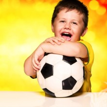 Niño con avatar de pelota sobre fútbol