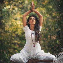 Frau, die Yoga auf Avatar tut