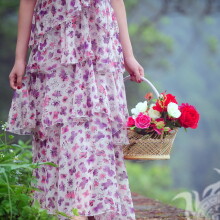 Menina com uma cesta de flores na foto do perfil