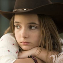 Imagen de niña triste con sombrero para avatar