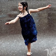 Foto con una chica bajo la lluvia