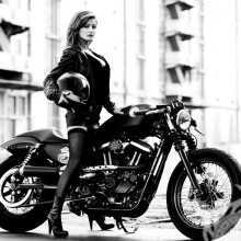 Chica con tacones en un avatar genial de motocicleta