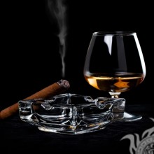 Glas Cognac mit einer Zigarre