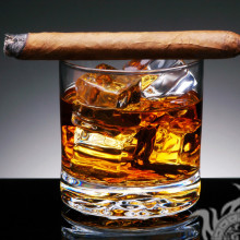 Cognac-Cocktail mit Zigarre und Eis
