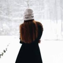 Девушка в шапке фото со спины