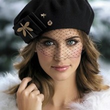 Фотографія дівчини з красивою шапкою